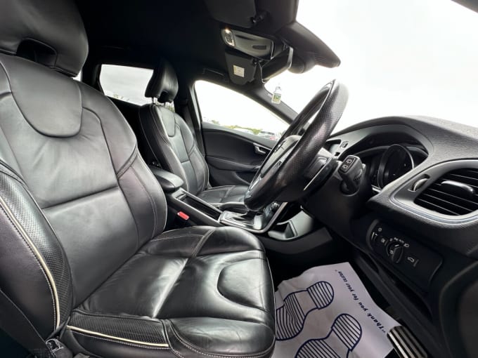 2025 Volvo V40