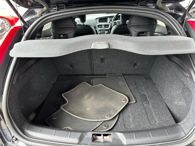 2025 Volvo V40