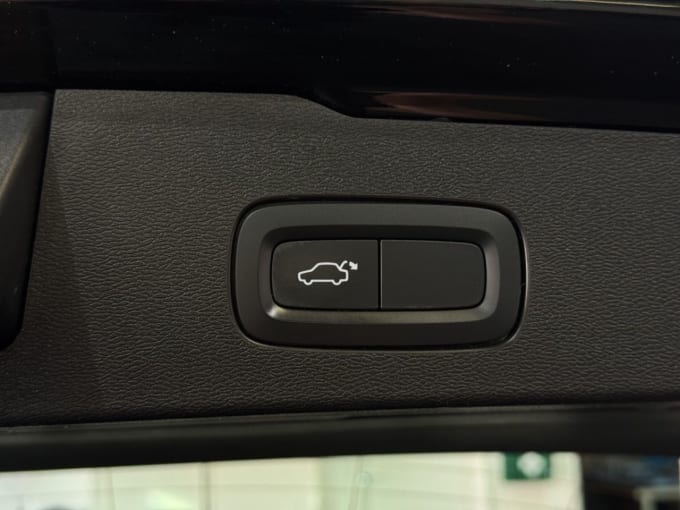 2025 Volvo V60