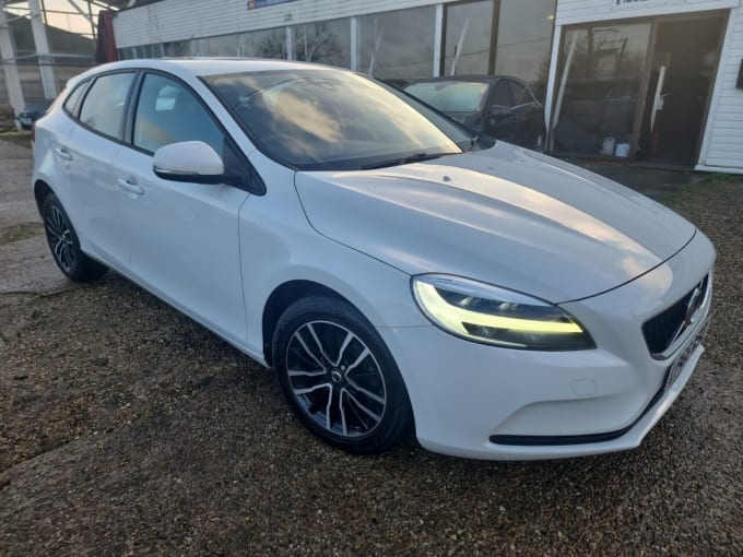 2025 Volvo V40