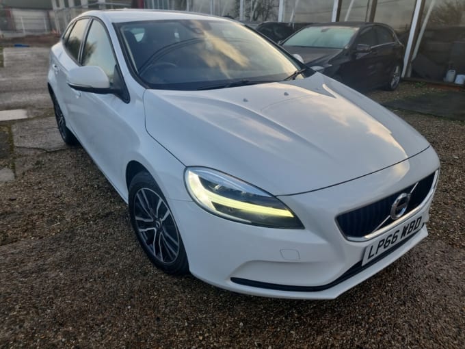 2025 Volvo V40