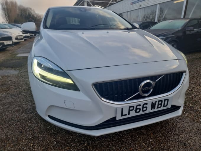 2025 Volvo V40