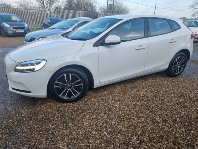 2025 Volvo V40