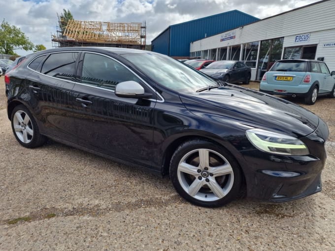 2025 Volvo V40