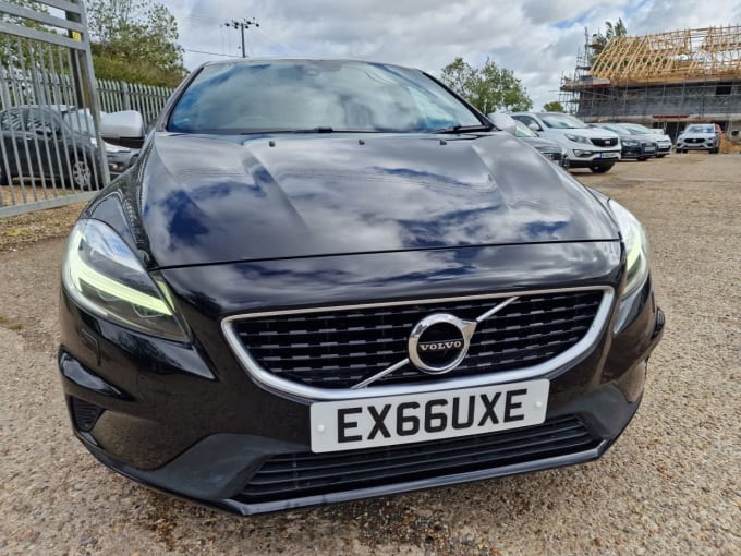 2025 Volvo V40
