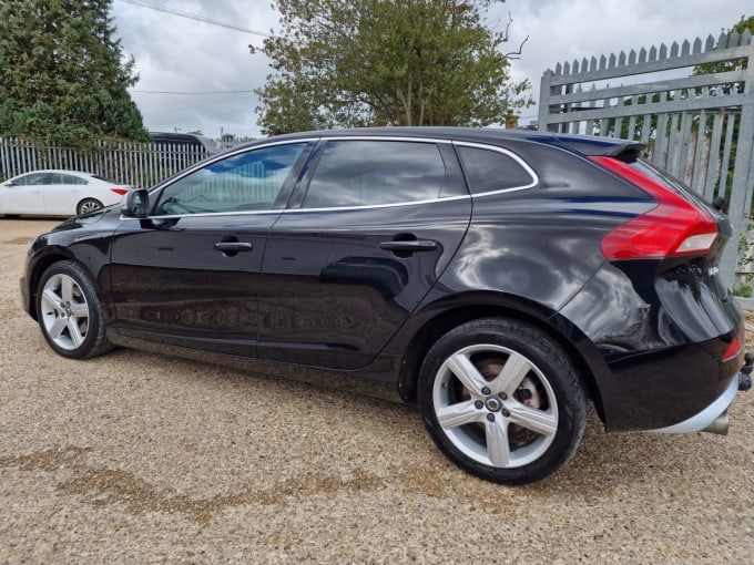 2025 Volvo V40
