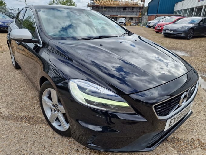 2025 Volvo V40