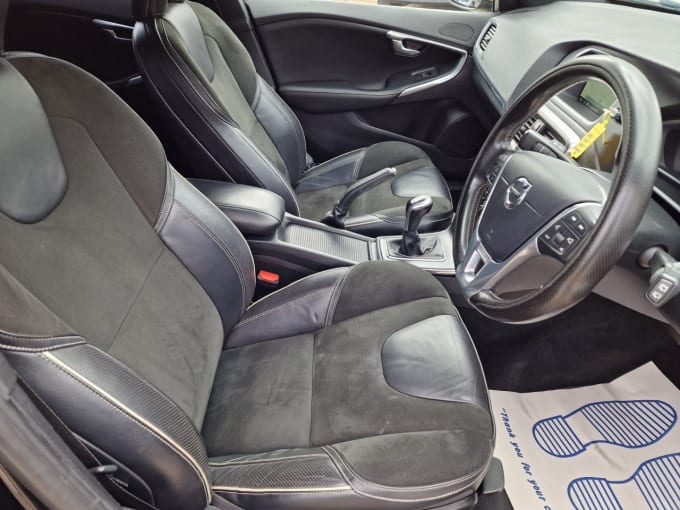 2025 Volvo V40