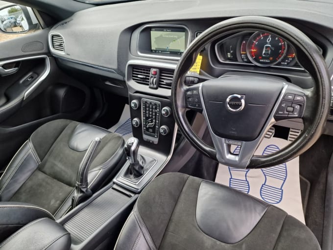 2025 Volvo V40