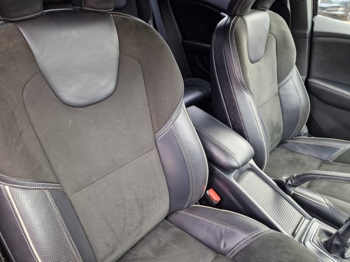 2025 Volvo V40