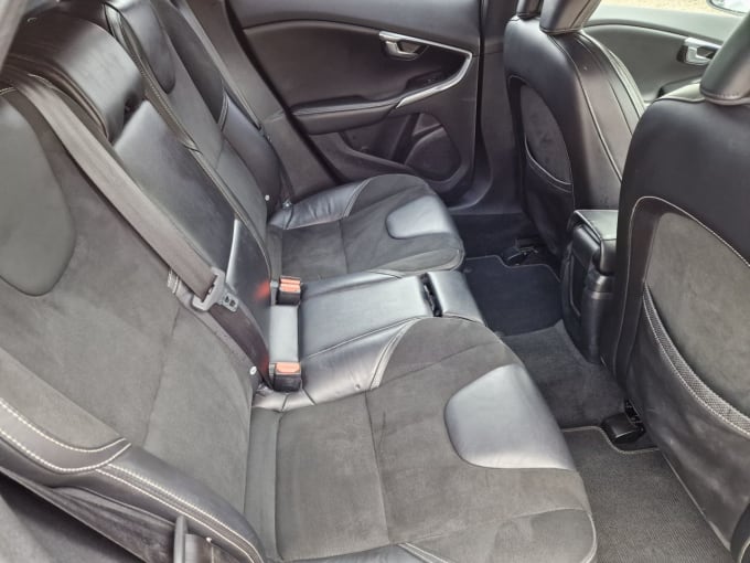 2025 Volvo V40