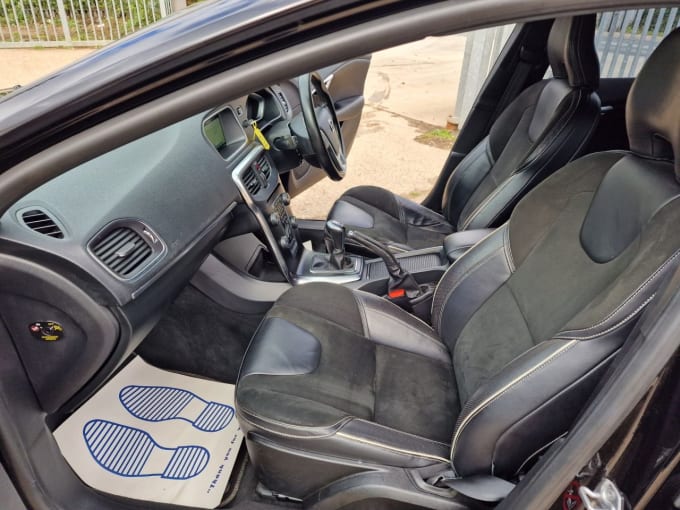 2025 Volvo V40