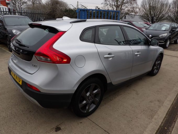 2025 Volvo V40 Cross Country