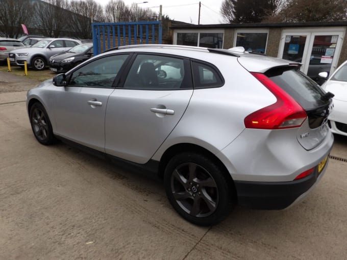 2025 Volvo V40 Cross Country