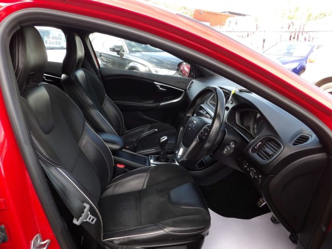 2025 Volvo V40
