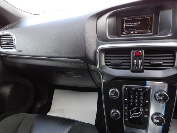 2025 Volvo V40