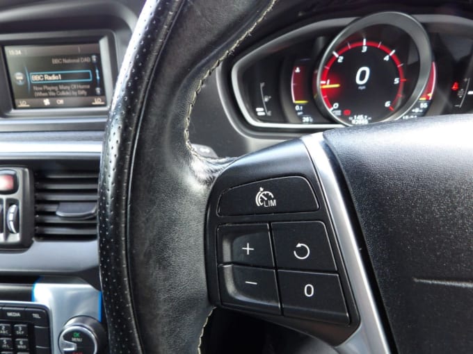 2025 Volvo V40
