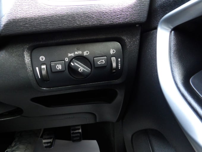 2025 Volvo V40