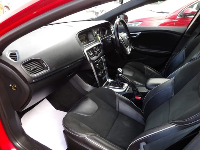 2025 Volvo V40