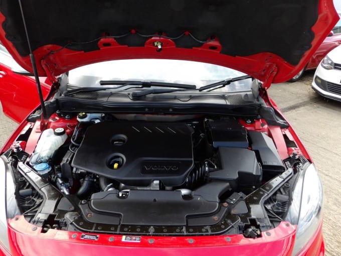 2025 Volvo V40