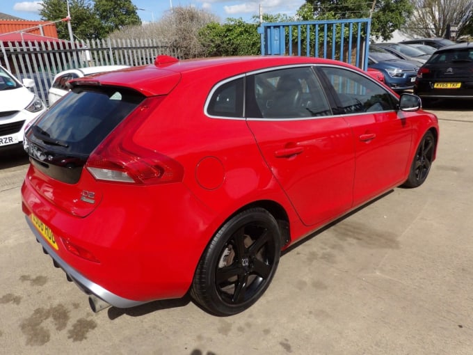 2025 Volvo V40