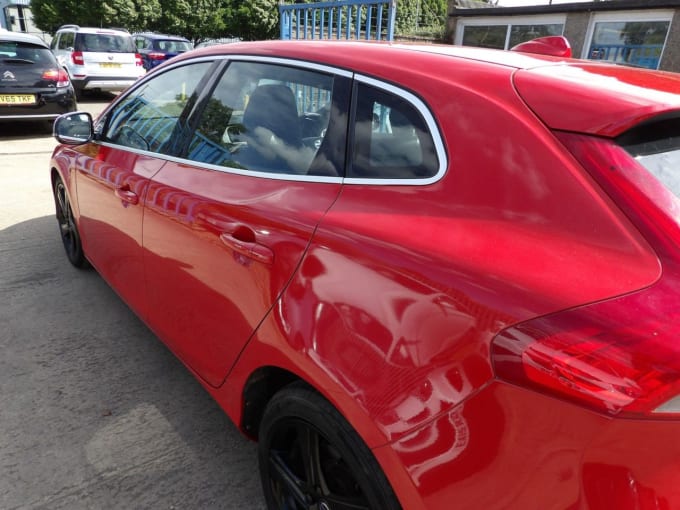 2025 Volvo V40