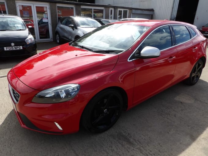 2025 Volvo V40