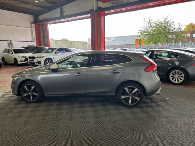 2025 Volvo V40