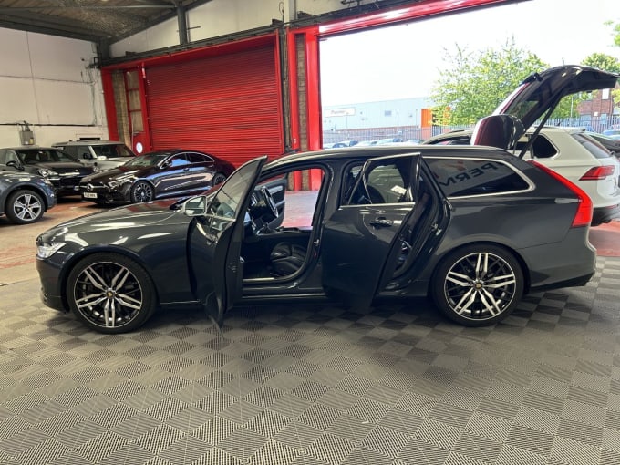 2025 Volvo V90