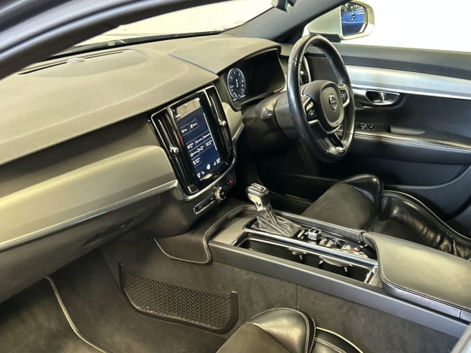 2025 Volvo V90