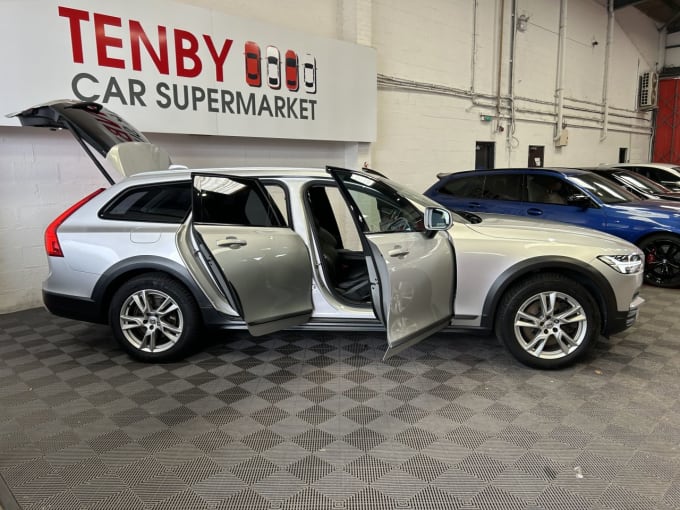 2025 Volvo V90 Cross Country