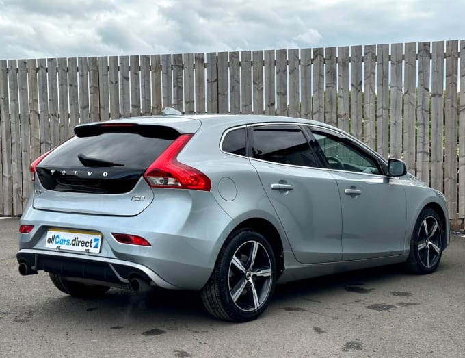 2025 Volvo V40