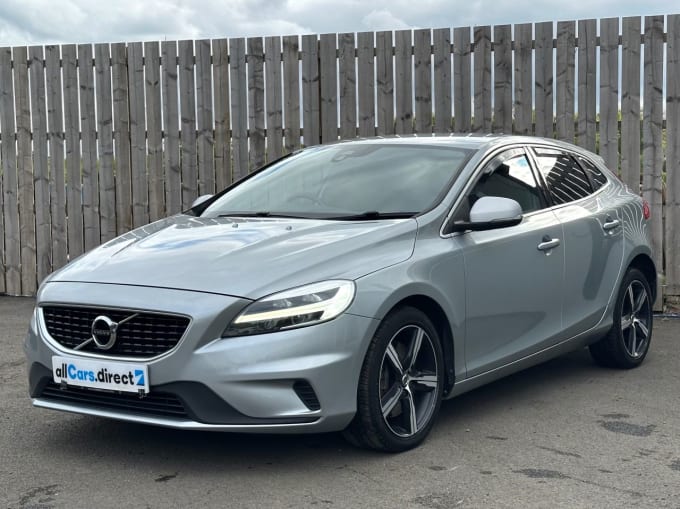 2025 Volvo V40