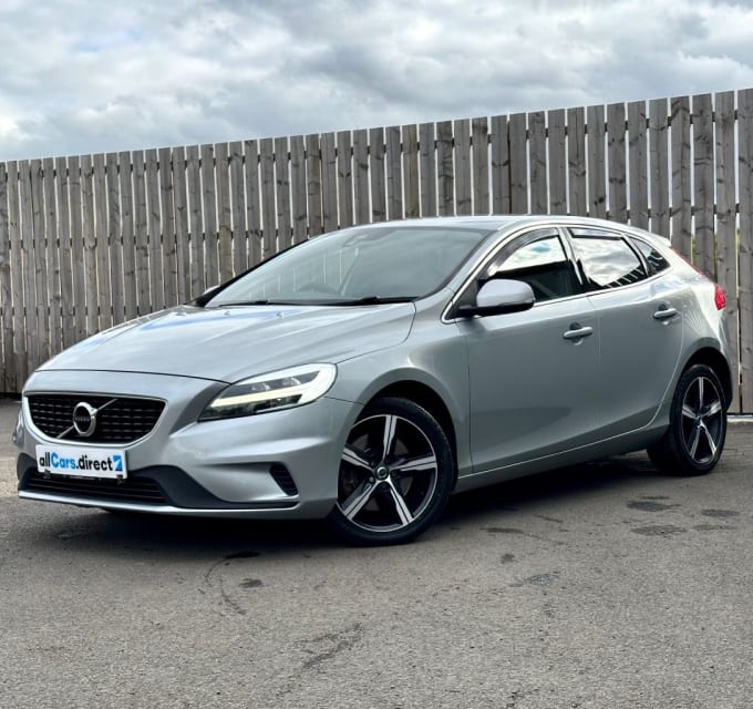 2025 Volvo V40