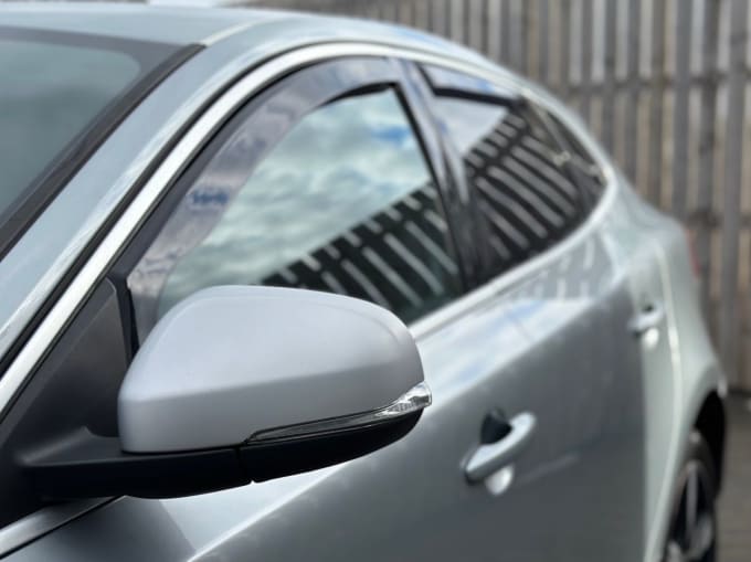 2025 Volvo V40