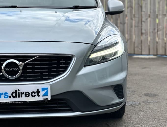 2025 Volvo V40