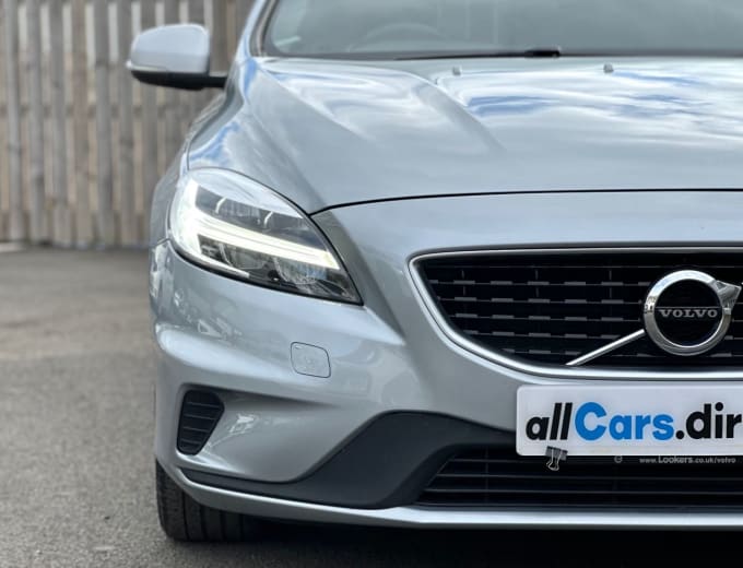 2025 Volvo V40