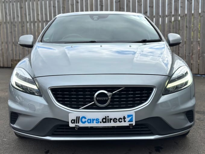 2025 Volvo V40