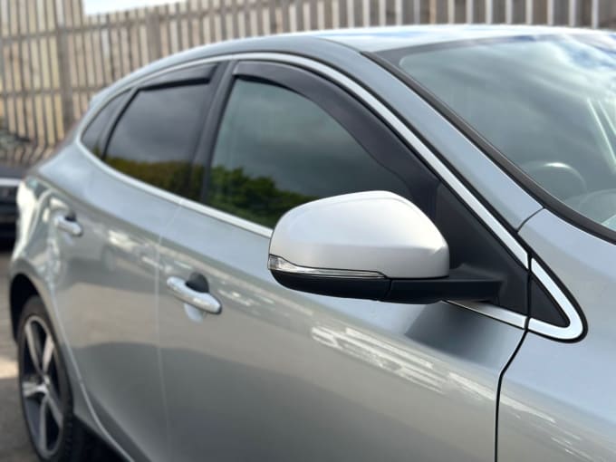 2025 Volvo V40