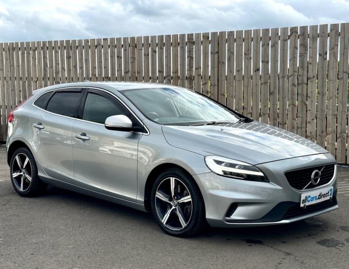 2025 Volvo V40