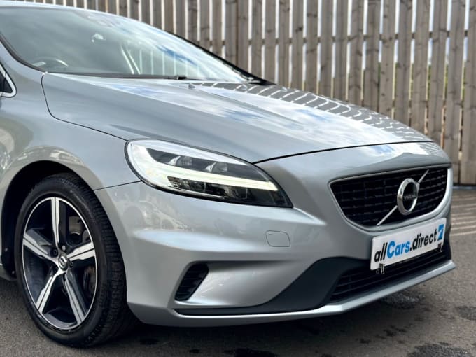 2025 Volvo V40