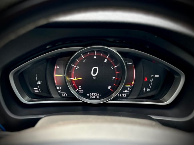 2025 Volvo V40