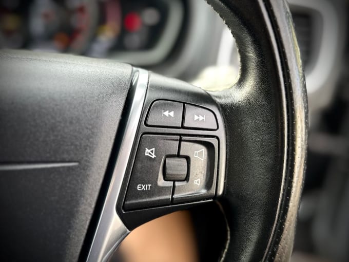 2025 Volvo V40
