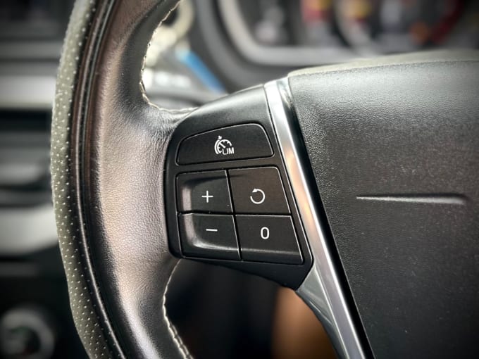 2025 Volvo V40
