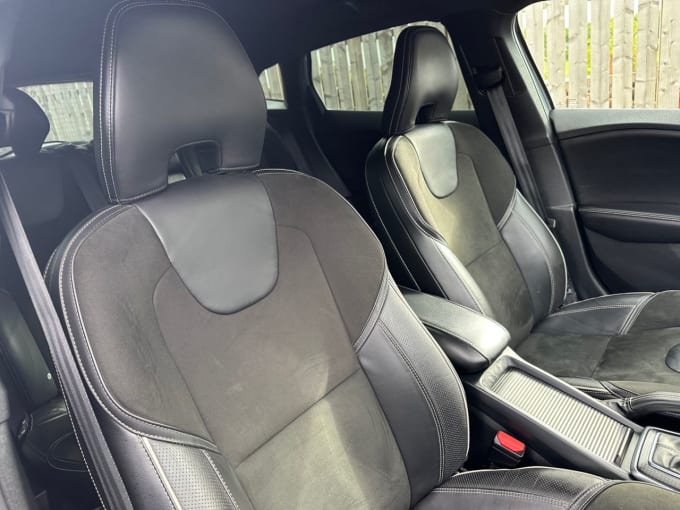 2025 Volvo V40