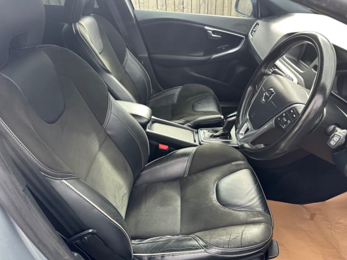 2025 Volvo V40
