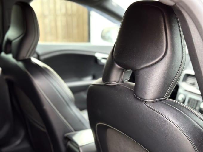 2025 Volvo V40