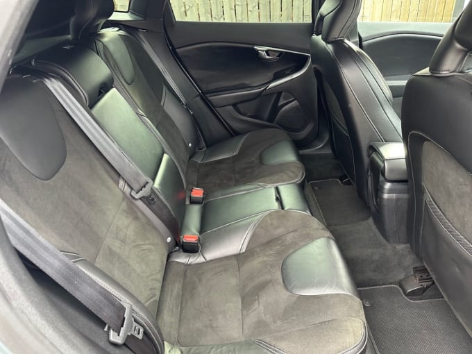 2025 Volvo V40