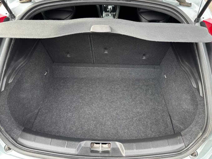 2025 Volvo V40