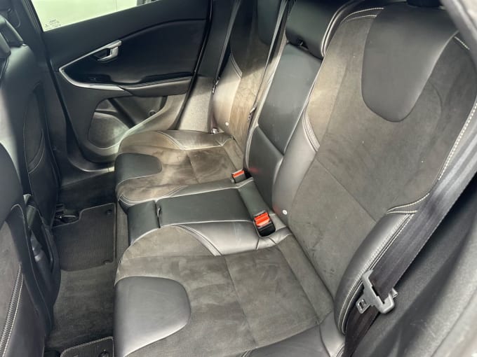 2025 Volvo V40